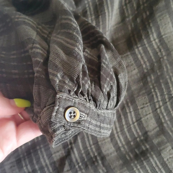 NWOT Maven West Army green Plaid Medium BOHO Top V-neck and keyhole front. - Picture 6 of 9